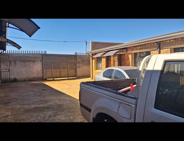 8 BEDROOM HOUSE FOR SALE IN BUHLE PARK